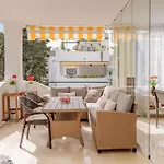 Elegant Marbella Apartment, 5-pool Oasis, Sunlit Terrace, Garage * إِستيبونا