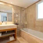 شقة Elegant Marbella Apartment, 5-pool Oasis, Sunlit Terrace, Garage