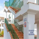 Elegant Marbella Apartment, 5-pool Oasis, Sunlit Terrace, Garage شقة إِستيبونا