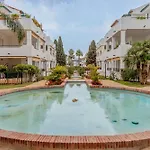 Elegant Marbella Apartment, 5-pool Oasis, Sunlit Terrace, Garage * إِستيبونا