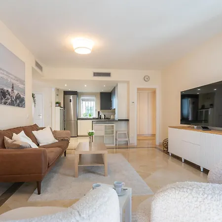 Elegant Marbella Apartment, 5-pool Oasis, Sunlit Terrace, Garage Apartment Estepona