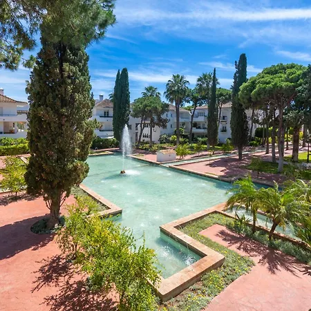 Elegant Marbella Apartment, 5-pool Oasis, Sunlit Terrace, Garage Apartment