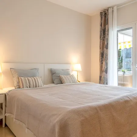 Elegant Marbella Apartment, 5-pool Oasis, Sunlit Terrace, Garage Apartment Estepona