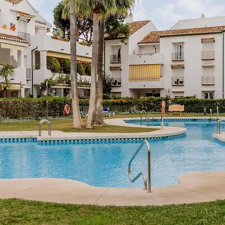 Elegant Marbella Apartment, 5-pool Oasis, Sunlit Terrace, Garage * إِستيبونا