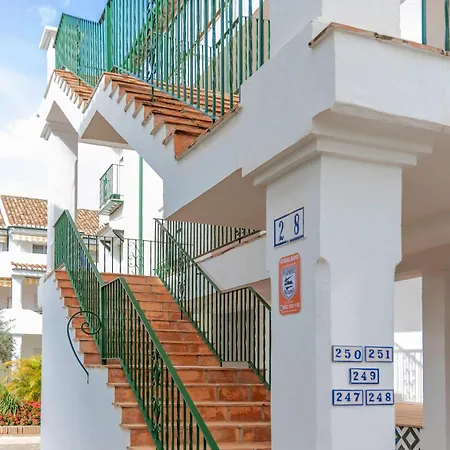 Elegant Marbella Apartment, 5-pool Oasis, Sunlit Terrace, Garage Apartment Estepona