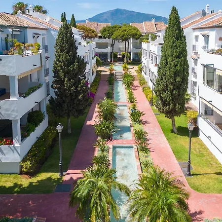 Elegant Marbella Apartment, 5-pool Oasis, Sunlit Terrace, Garage شقة *