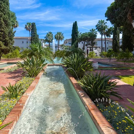Elegant Marbella Apartment, 5-pool Oasis, Sunlit Terrace, Garage Apartment Estepona