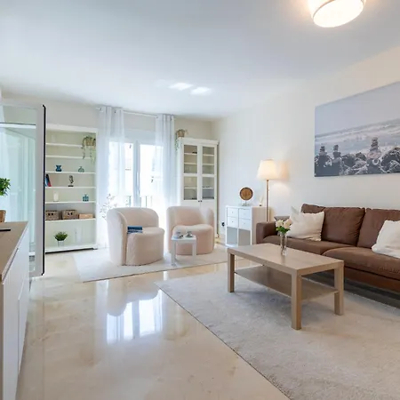 Elegant Marbella Apartment, 5-pool Oasis, Sunlit Terrace, Garage