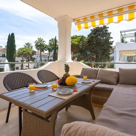 Elegant Marbella Apartment, 5-pool Oasis, Sunlit Terrace, Garage Appartement Estepona