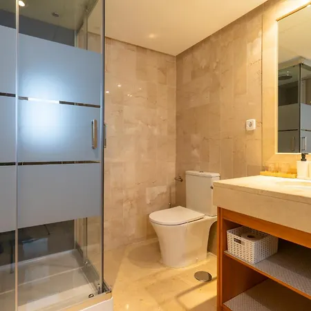 Elegant Marbella Apartment, 5-pool Oasis, Sunlit Terrace, Garage Apartman *