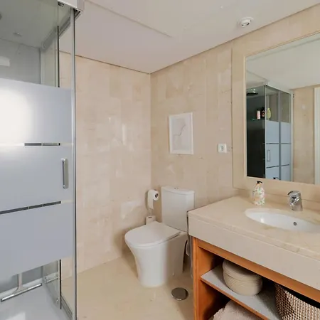شقة Elegant Marbella Apartment, 5-pool Oasis, Sunlit Terrace, Garage