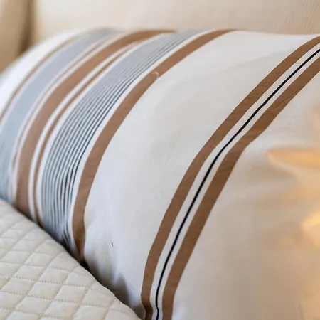 Elegant Marbella Apartment, 5-pool Oasis, Sunlit Terrace, Garage