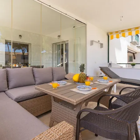 Elegant Marbella Apartment, 5-pool Oasis, Sunlit Terrace, Garage Appartement *