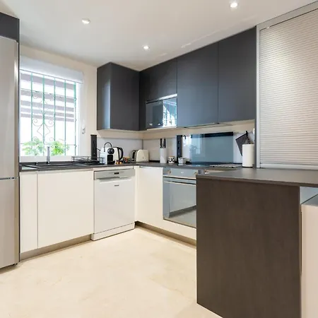 Apartman Elegant Marbella Apartment, 5-pool Oasis, Sunlit Terrace, Garage Estepona