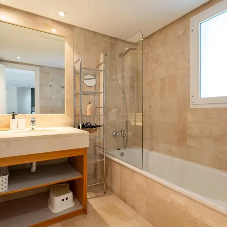 شقة Elegant Marbella Apartment, 5-pool Oasis, Sunlit Terrace, Garage