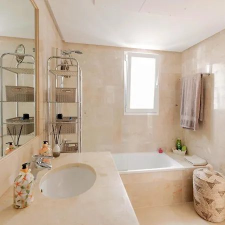 شقة Elegant Marbella Apartment, 5-pool Oasis, Sunlit Terrace, Garage
