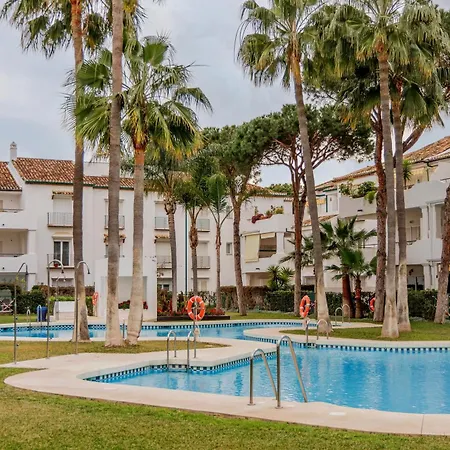 Elegant Marbella Apartment, 5-pool Oasis, Sunlit Terrace, Garage