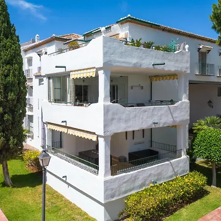 Elegant Marbella Apartment, 5-pool Oasis, Sunlit Terrace, Garage Estepona