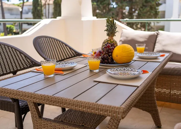 Elegant Marbella Apartment, 5-pool Oasis, Sunlit Terrace, Garage Estepona