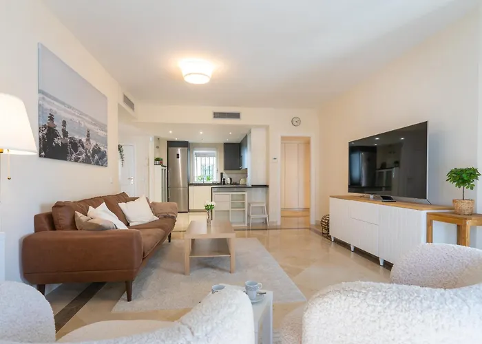 Elegant Marbella Apartment, 5-pool Oasis, Sunlit Terrace, Garage Apartment Estepona
