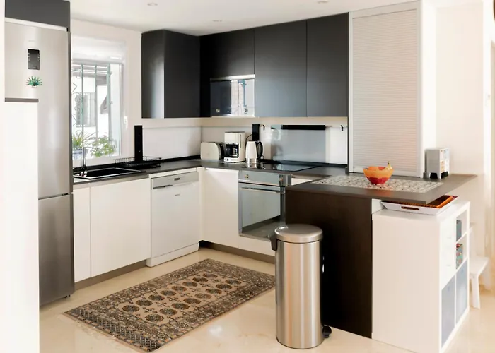 Elegant Marbella Apartment, 5-pool Oasis, Sunlit Terrace, Garage