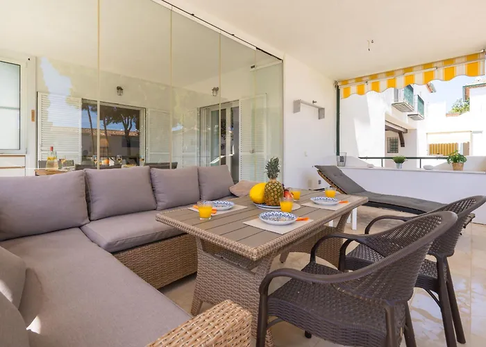 Elegant Marbella Apartment, 5-pool Oasis, Sunlit Terrace, Garage Apartamento *