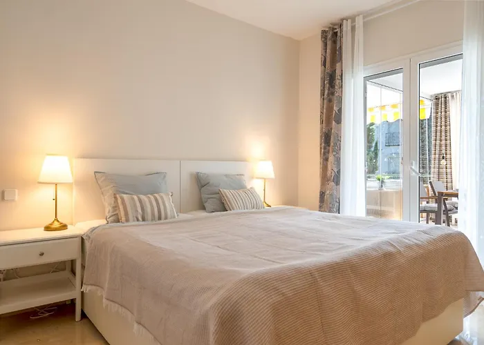 Elegant Marbella Apartment, 5-pool Oasis, Sunlit Terrace, Garage Apartamento Estepona