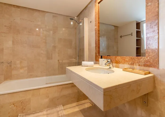 Elegant Marbella Apartment, 5-pool Oasis, Sunlit Terrace, Garage Estepona