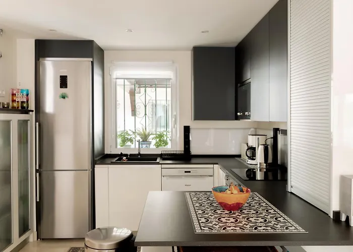 Elegant Marbella Apartment, 5-pool Oasis, Sunlit Terrace, Garage * Estepona