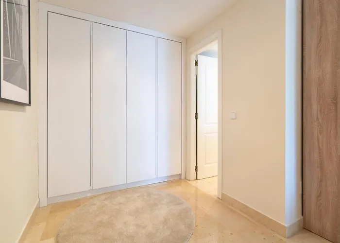 Elegant Marbella Apartment, 5-pool Oasis, Sunlit Terrace, Garage