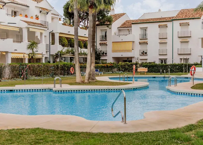 Elegant Marbella Apartment, 5-pool Oasis, Sunlit Terrace, Garage * Estepona