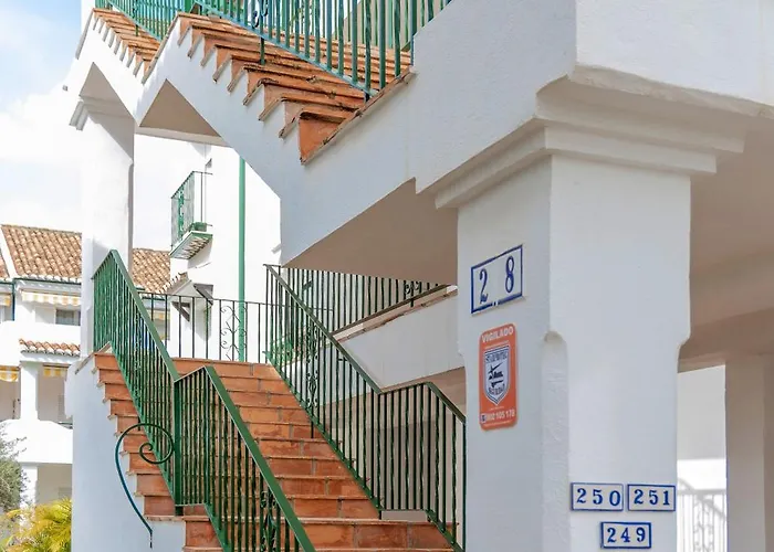 Elegant Marbella Apartment, 5-pool Oasis, Sunlit Terrace, Garage Apartamento Estepona