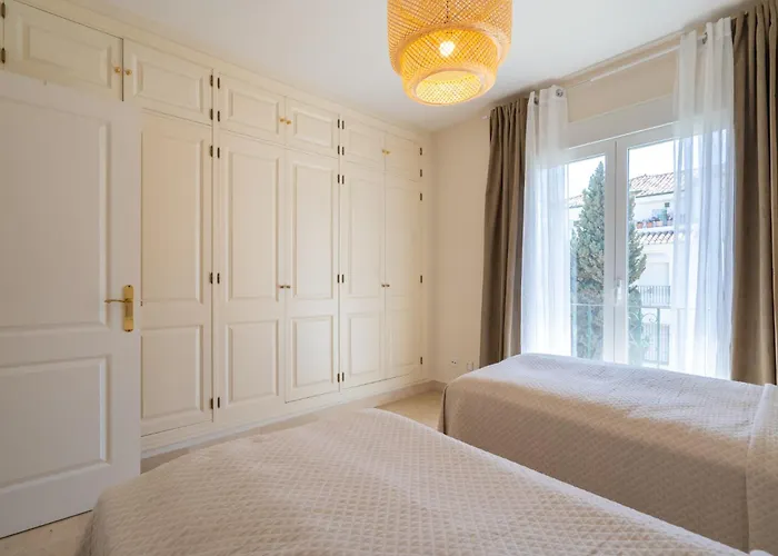 Elegant Marbella Apartment, 5-pool Oasis, Sunlit Terrace, Garage