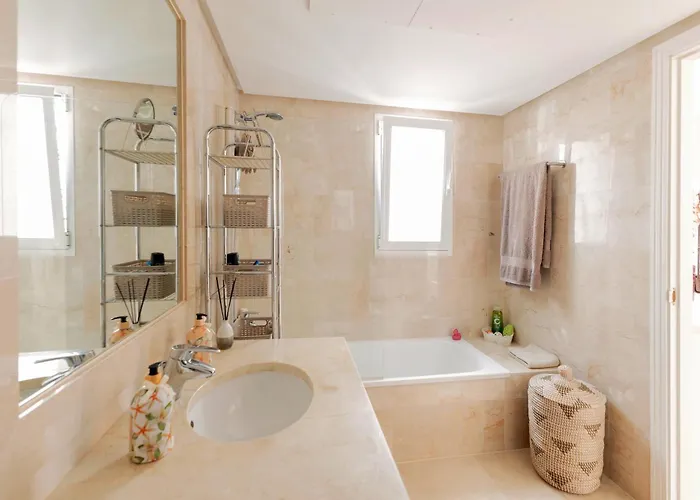 Apartamento Elegant Marbella Apartment, 5-pool Oasis, Sunlit Terrace, Garage