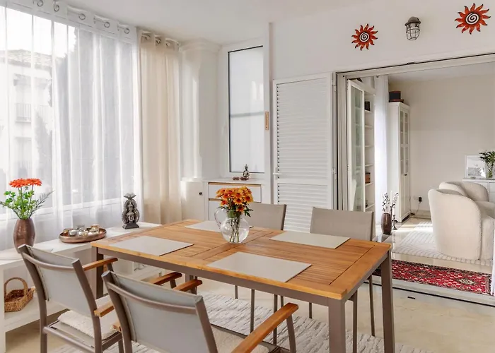 Elegant Marbella Apartment, 5-pool Oasis, Sunlit Terrace, Garage