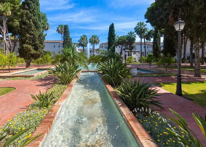Elegant Marbella Apartment, 5-pool Oasis, Sunlit Terrace, Garage Apartment Estepona