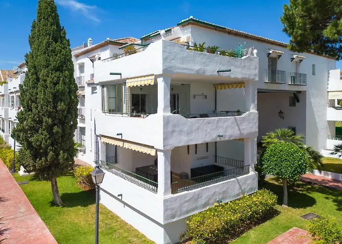 Elegant Marbella Apartment, 5-pool Oasis, Sunlit Terrace, Garage Estepona
