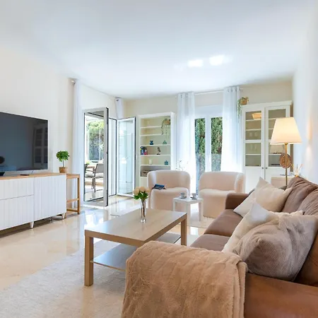 Elegant Marbella Apartment, 5-pool Oasis, Sunlit Terrace, Garage