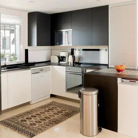 Elegant Marbella Apartment, 5-pool Oasis, Sunlit Terrace, Garage