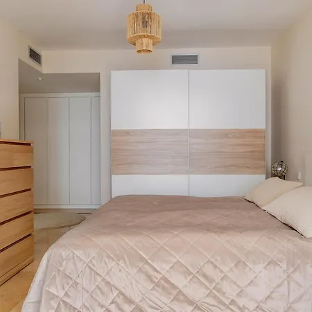 Elegant Marbella Apartment, 5-pool Oasis, Sunlit Terrace, Garage