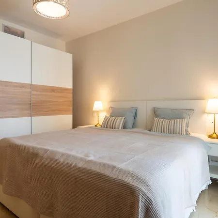 Elegant Marbella Apartment, 5-pool Oasis, Sunlit Terrace, Garage