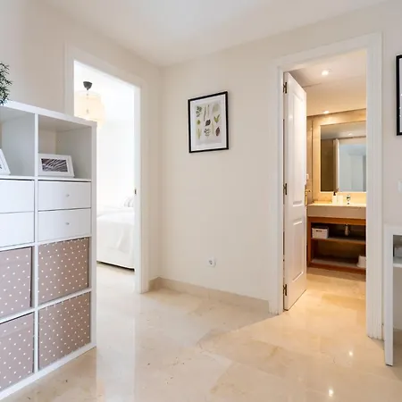 Elegant Marbella Apartment, 5-pool Oasis, Sunlit Terrace, Garage * Estepona