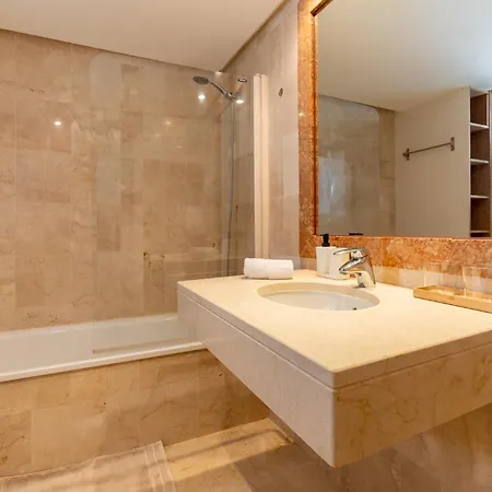 Elegant Marbella Apartment, 5-pool Oasis, Sunlit Terrace, Garage Estepona