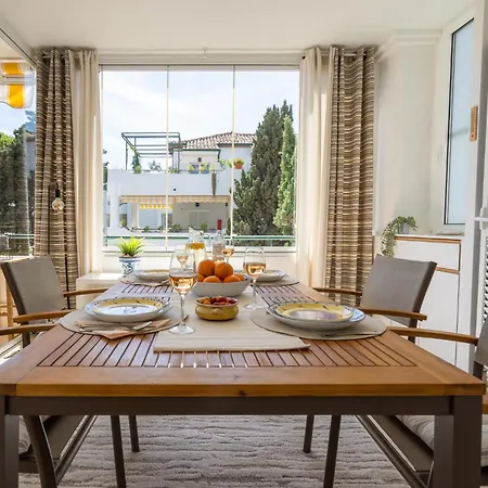 Apartamento Elegant Marbella Apartment, 5-pool Oasis, Sunlit Terrace, Garage *