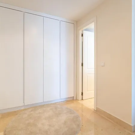 Elegant Marbella Apartment, 5-pool Oasis, Sunlit Terrace, Garage