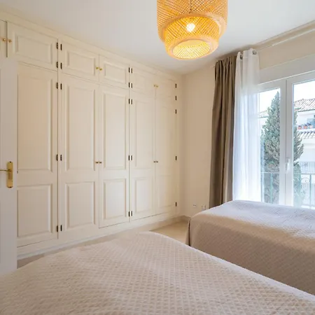 Elegant Marbella Apartment, 5-pool Oasis, Sunlit Terrace, Garage