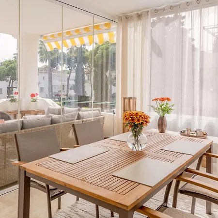 Elegant Marbella Apartment, 5-pool Oasis, Sunlit Terrace, Garage *