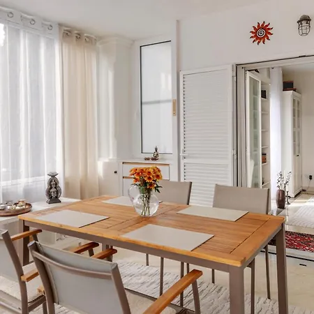 Elegant Marbella Apartment, 5-pool Oasis, Sunlit Terrace, Garage