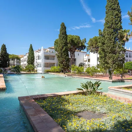 Elegant Marbella Apartment, 5-pool Oasis, Sunlit Terrace, Garage