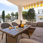 Elegant Marbella Apartment, 5-pool Oasis, Sunlit Terrace, Garage Apartment Estepona
